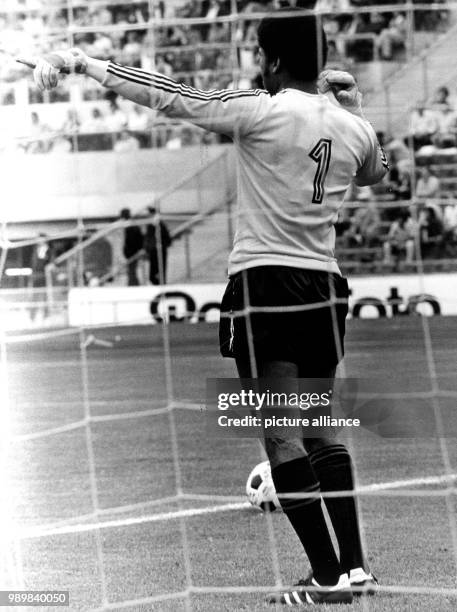 Haiti's goalkeeper Henry Francillon is giving instructions to his men in front at the Olympia Stadium in Munich on June 23rd 1974 in front of 25.900...