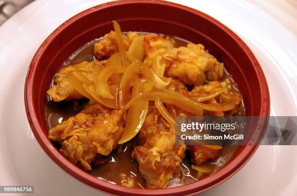 japanese fried chicken (karaage) curry with onion and pickled ginger on steamed rice - yōshoku stockfoto's en -beelden