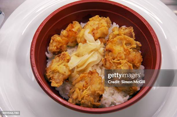 japanese fried chicken (karaage) with pickled ginger on steamed rice - pickled ginger stock-fotos und bilder