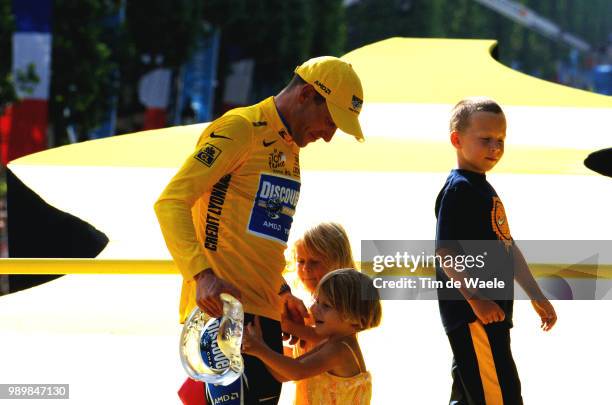 Tour De France 2005, Stage 21Podium, Armstrong Lance Yellow Jersey Maillot Jaune Gele Trui + Family Familie Corbeil-Essonnes - Paris Champs-...