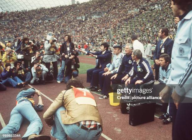 Waiting for the final whistle on Germany's team bench: DFB official Horst Schmid with raised arms, German coach Helmut Schoen, his assistant Jupp...