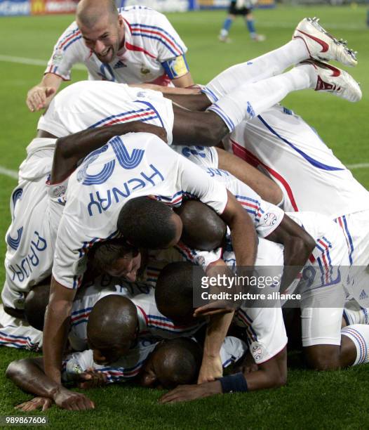 Frankreichs Mittelfeldspieler Patrick Vieira wird nach seinem Tor zum 2:1 von seinen Teamkameraden gefeiert. Frankreichs Fußball-Nationalmannschaft...