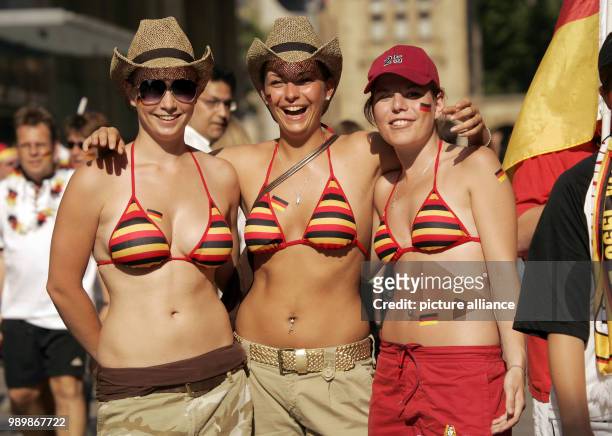 Drei weibliche Deutschlandfans haben sich am Dienstag beim Fan-Fest auf dem Dortmunder Friedensplatz Bikini-Oberteile in den Deutschlandfarben...