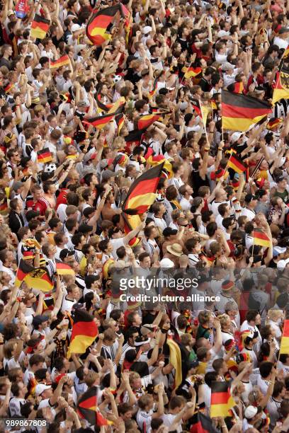 Tausende Fußballfans haben sich am Dienstag auf dem Dortmunder Friedensplatz eingefunden, um das WM-Halbfinalspiel zwischen Deutschland und Italien...