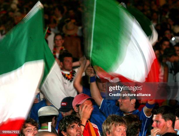 Italienische Fußballfans feiern am Dienstagabend auf dem Stuttgarter Schlossplatz nach dem WM- Halbfinale Deutschland - Italien . Foto: Norbert...