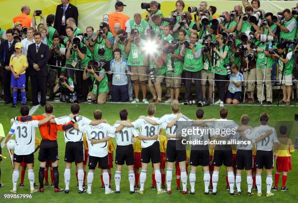 Die deutsche Fußballnationalspieler nehmen einander umarmend bei der Weltmeisterschaft im eigenen Land am im FIFA-WM-Stadion in Dortmund vor dem...