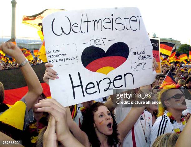 Deutsche Fußballfans jubeln am Samstag auf dem Fan Fest vor Beginn des WM-Spiels um Platz 3 zwischen Deutschland und Portugal auf dem Stuttgarter...
