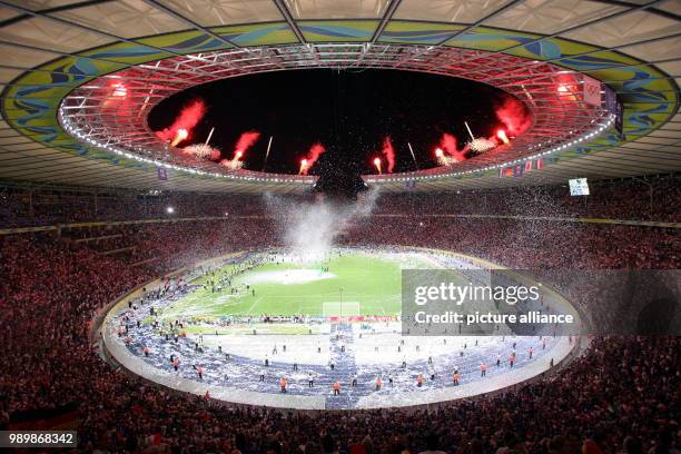 Fireworks after the final of the 2006 FIFA World Cup between Italy and France at the Olympic Stadium in Berlin, Germany, Sunday 09 July 2006. DPA/KAY...