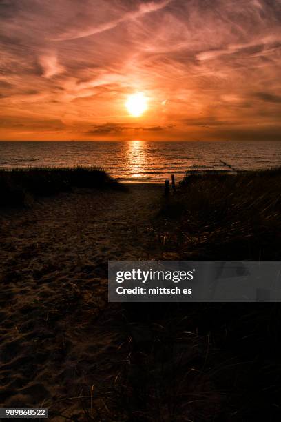 ostsee sonnenuntergang - sonnenuntergang stockfoto's en -beelden