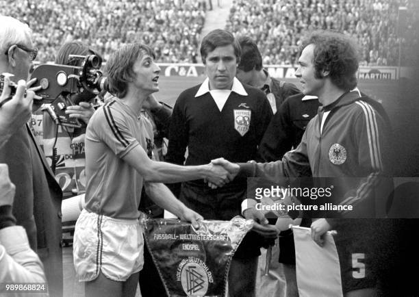 Team captains Johan Cruyff, Netherlands and Franz Beckenbauer, Germany, are exchaning pennants before the beginning of the match.