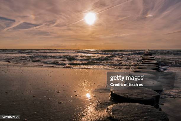 sonnenuntergang ostsee - sonnenuntergang stockfoto's en -beelden