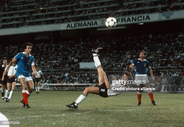 Fußball-WM am in Sevilla, Spanien, Halbfinale Deutschland 7 n. E.: Klaus FISCHER erzielt per Fallrückzieher das Tor zum 3:3, li. Michel PLATINI...