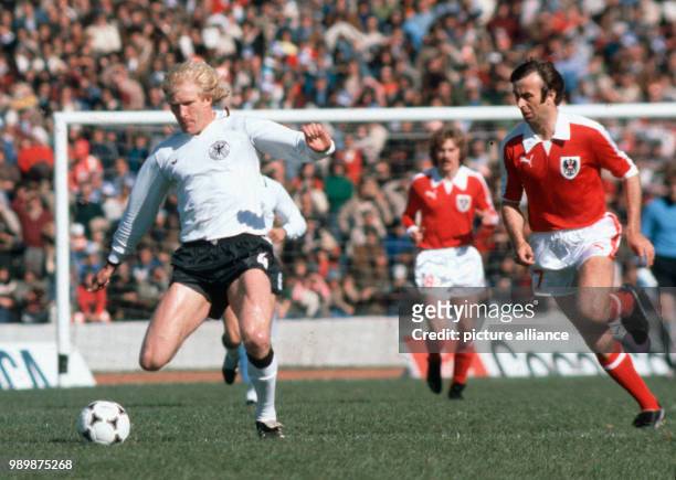 Fußball-WM 1978 in Cordoba, Argentinien: Oesterreich-Deutschland am . Der Deutsche Rolf RUESSMANN im Zweikampf mit dem Oesterreicher Josef...