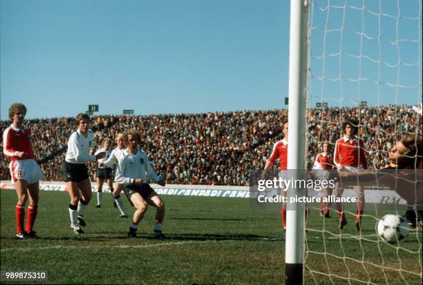 Fußball-WM 1978 in Cordoba, Argentinien: Oesterreich-Deutschland 3:2 Bernd HOELZENBEIN erzielt das Tor zum 2:2. Foto: Werek