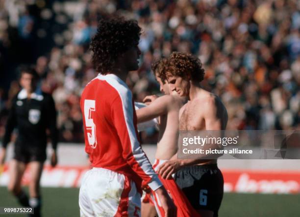 Fußball-WM 1978 in Cordoba, Argentinien: Oesterreich-Deutschland am . Deutschlands Rainer Bonhof ist nach Spielende enttaeuscht, links Bruno PEZZEY ....