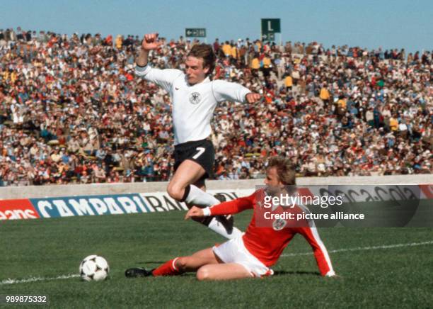 Fußball-WM 1978 in Cordoba, Argentinien: Oesterreich-Deutschland am . Deutschlands Ruediger ABRAMCZIK im Zweikampf mit einem Oesterreicher. Foto:...
