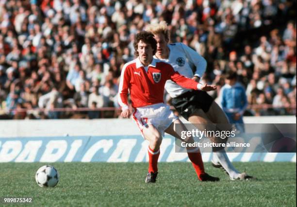 Fußball-WM 1978 in Cordoba, Argentinien: Oesterreich-Deutschland am . Der deutsche Fußballnationalspieler Karl-Heinz RUMMENIGGE im Zweikampf mit dem...