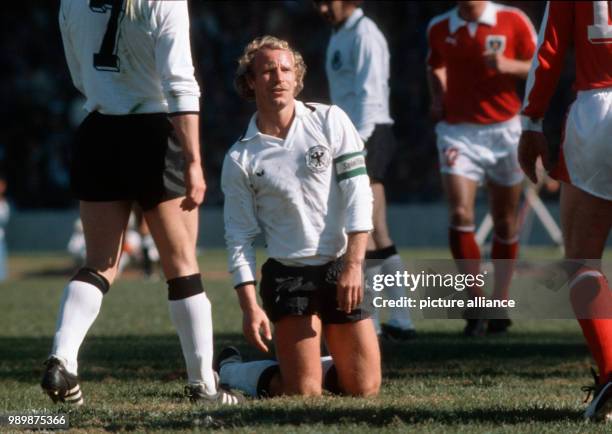 Fußball-WM 1978 in Cordoba, Argentinien: Oesterreich-Deutschland am . Berti VOGTS kniet enttaeuscht am Boden. Foto: Werek