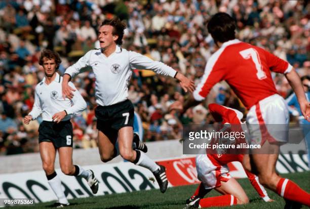 Fußball-WM 1978 in Cordoba, Argentinien: Oesterreich-Deutschland am . Ruediger ABRAMCZIK wird von den Oesterreichern Josef HICKERSBERGER und Heinrich...