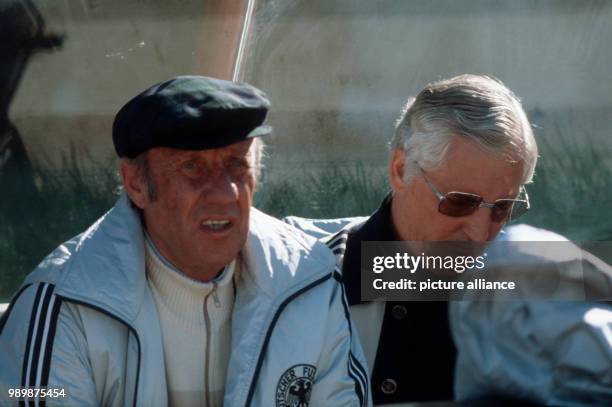 Fußball-WM 1978 in Cordoba, Argentinien: Oesterreich-Deutschland 3:2 Bundestrainer Helmut SCHOEN und Co-Trainer Jupp DERWALL . Foto: Werek