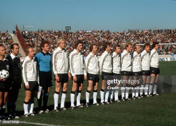 Fußball-WM am in Cordoba, Argentinien: Oesterreich-Deutschland 3:2. Die deutsche Fußball-Nationalmannschaft waehrend der Nationalhymne Berti VOGTS,...