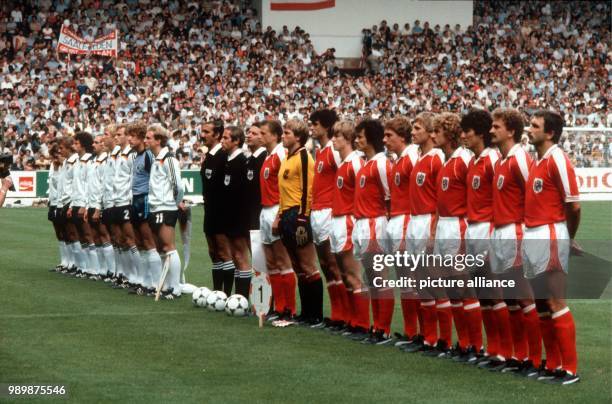 Fußball-WM 1982 in Gijon, Spanien: Deutschland-Oesterreich 1:0 beide Teams, Mannschaften waehrend der Hymne. © Foto: Werek