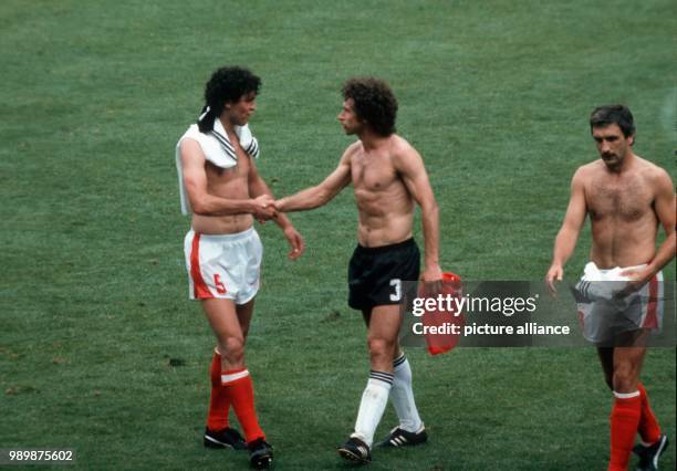 Fußball-WM 1982 in Gijon, Spanien: Deutschland-Oesterreich 1:0 Paul BREITNER und Bruno PEZZEY beim Shakehands nach Spielende, re. Hans KRANKL. ©...