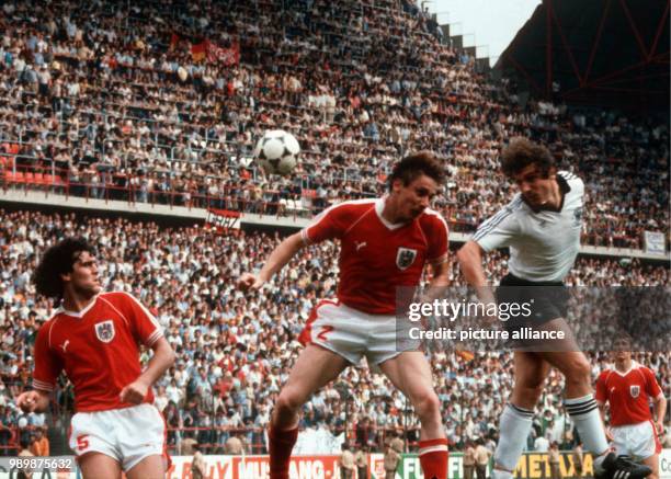 Fußball-WM 1982 in Gijon, Spanien: Deutschland-Oesterreich 1:0 Klaus FISCHER im Kopfballduell mit dem Oesterreicher Bernd KRAUSS. © Foto: Werek