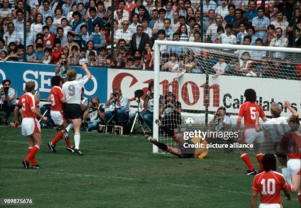 Fußball-WM 1982 in Gijon, Spanien: Deutschland-Oesterreich 1:0 Horst HRUBESCH erzielt das Tor zum 1:0, Torhueter Friedrich KONCILIA kommt zu spaet. ©...