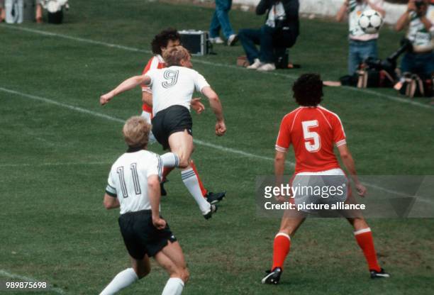 Fußball-WM 1982 in Gijon, Spanien: Deutschland-Oesterreich 1:0 Horst HRUBESCH erzielt das Tor zum 1:0. © Foto: Werek