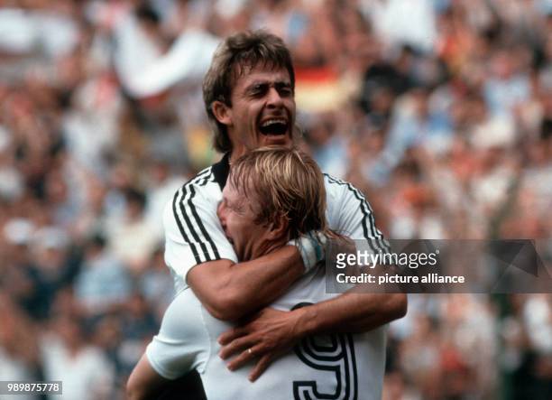 Fußball-WM 1982 in Gijon, Spanien: Deutschland-Oesterreich 1:0 Horst HRUBESCH bejubelt sein Tor zum 1:0 mit Pierre LITTBARSKI . © Foto: Werek