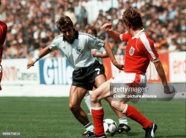 Fußball-WM 1982 in Gijon, Spanien: Deutschland-Oesterreich 1:0 Pierre LITTBARSKI im Zweikampf. © Foto: Werek