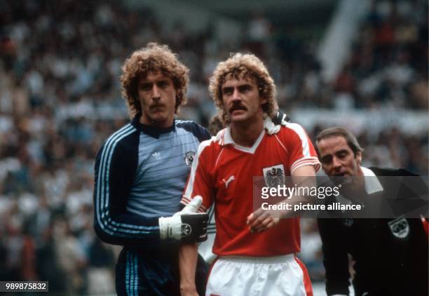 Fußball-WM 1982 in Gijon, Spanien: Deutschland-Oesterreich 1:0 Torhueter Harald "Toni" SCHUMACHER Arm in Arm mit dem Oesterreicher Walter SCHACHNER ....
