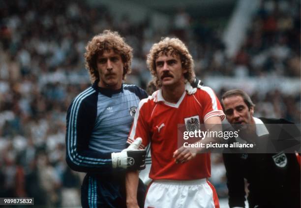 Fußball-WM 1982 in Gijon, Spanien: Deutschland-Oesterreich 1:0 Torhueter Harald "Toni" SCHUMACHER Arm in Arm mit dem Oesterreicher Walter SCHACHNER ....