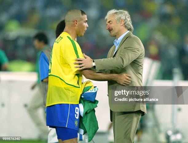 World Cup held in South Korea and Japan, finale on June 30th 2002, Germany vs. Brazil 0:2. Cheering, Brazil won the World Cup, German team manager...