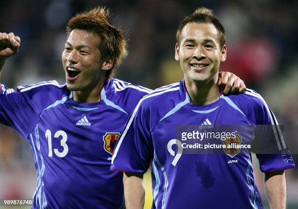 Soccer International Japanese National Team Atsushi YANAGISAWA and Naohiro TAKAHARA are cheering. Photo: Press Photo ULMER/Bjoern Hake