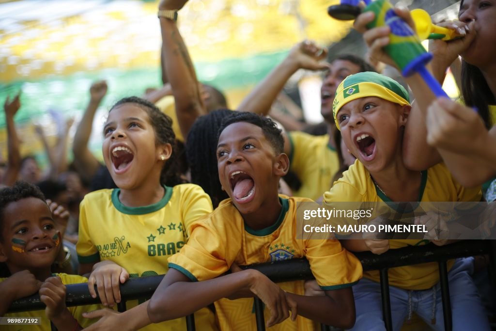 TOPSHOT-BRAZIL-FBL-WC-2018-BRA-MEX-SUPPORTERS