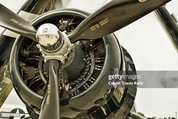 war bird propeller - espectáculo aéreo fotografías e imágenes de stock