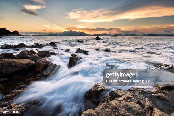 shoreline afterglow - hk landscape fotografías e imágenes de stock