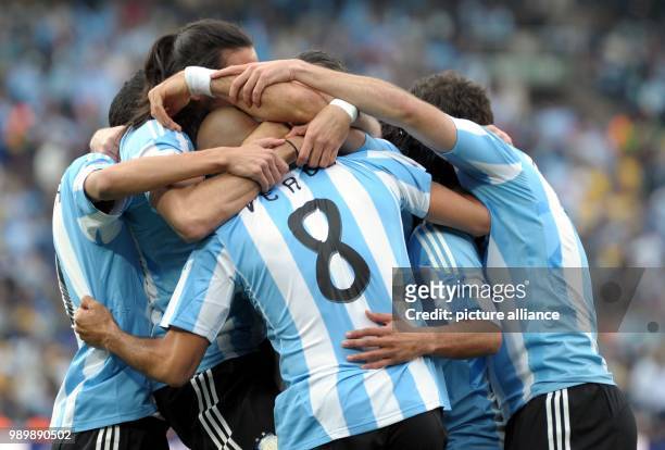 Argentina's players celebrate the 1-0 lead scored by Heinze during the FIFA World Cup group B soccer match between Argentina and Nigeria at Ellis...