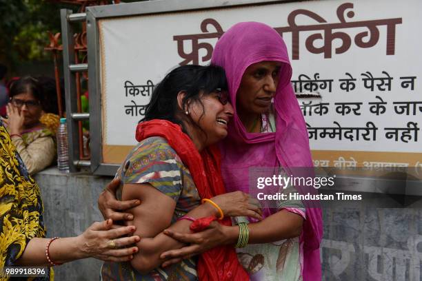 Relatives of Bhatia family who allegedly committed suicide at their residence in Burari, breaks down before their funeral rites, outside Nigam Bodh...