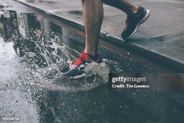 flood - charco fotografías e imágenes de stock