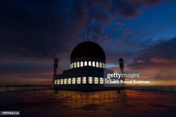 mosque with sunset - province de songkhla photos et images de collection