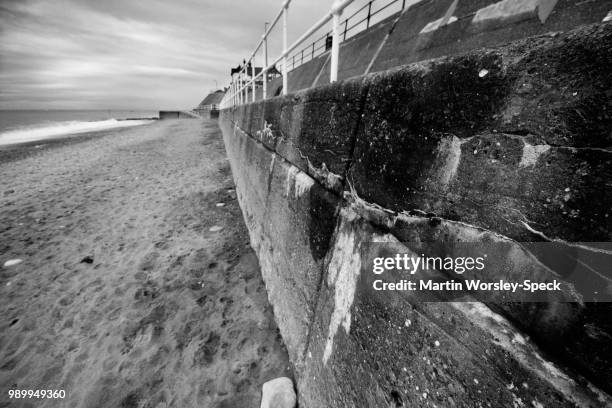 sea wall - espolón muro de contención fotografías e imágenes de stock