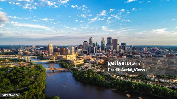 minneapolis - sommer stadtbild - minnesota skyline stock-fotos und bilder