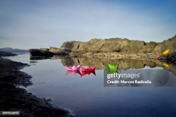 paper boats - nationaal park nahuel huapi stockfoto's en -beelden