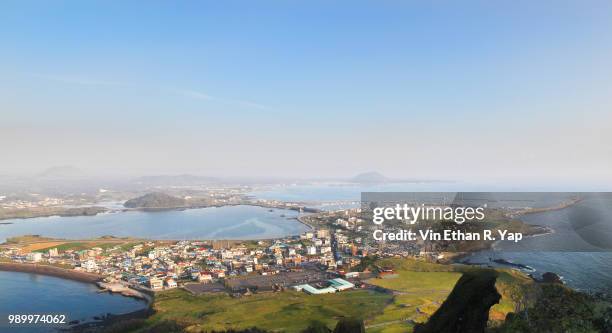 landscape of jeju island - vin fotografías e imágenes de stock