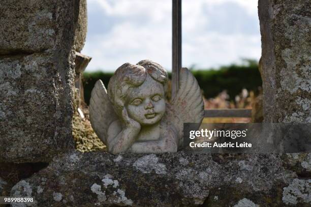 l'ange pensif/the pensive angel - ange fotografías e imágenes de stock