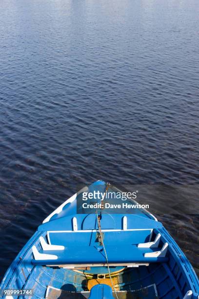 small blue wooden boat - shikara stockfoto's en -beelden