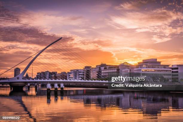 liffey river - samuel beckett bridge stockfoto's en -beelden